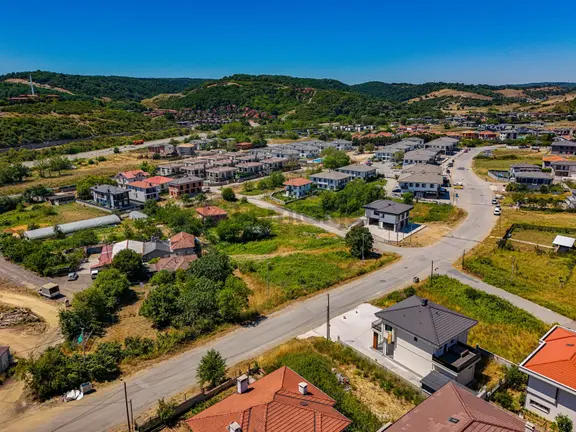 Remax Anka'dan Çavuş Mah. Cadde Cephe Ticari Konut Satılık Arsa 2
