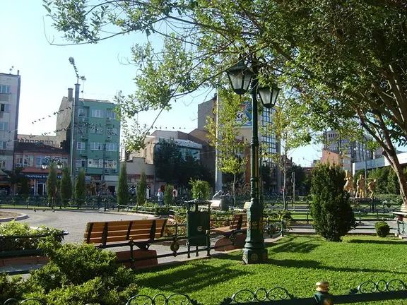 Üniversite Cadddesi Üzerinde Bağlar Tramvay Durağı Yakını 7 Metre Cepheli İşyeri 1