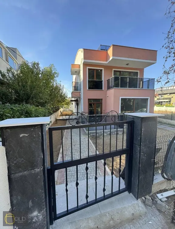 Güzelyalı'da Doğa Ve Denizle Bir Yaşam 4+1 Bahçeli Lüks Villa 1