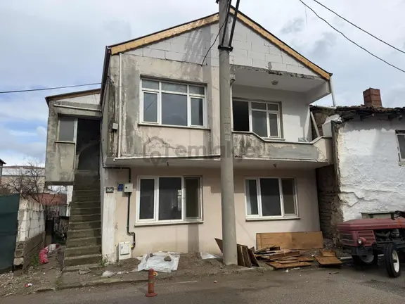 Göle 300 Metre, 247 M2 Arsa İçerisinde 2 Katlı Müstakil Ev 1