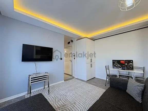 Alaçatı'dan İncek'te Ara Kat Bulvar Yanı Önü Açık Eşyalı Lüx 1+1 2