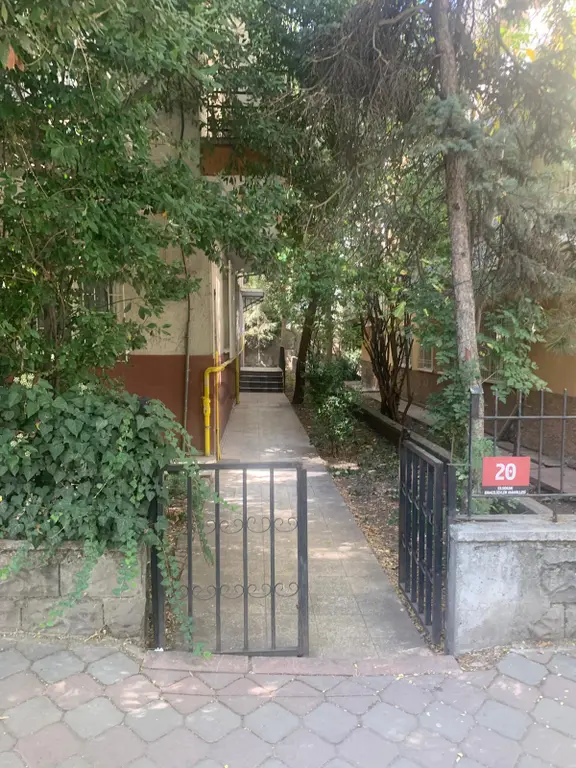 Bahçelievler'de Satılık 3+1 Y.giriş Ön Kombili,yapılı.kat Eksikli 1