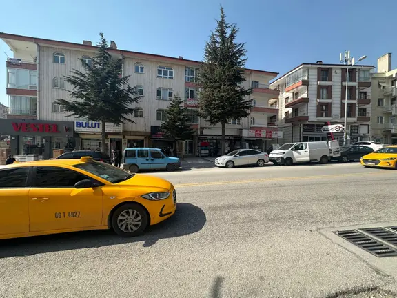 Yunusemre Cad. Üzeri Orta Kat 140m2 Ön Cephe 4+1 Çift Balkon 1