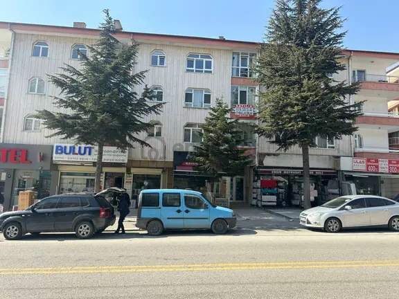 Yunusemre Cad. Üzeri Orta Kat 140m2 Ön Cephe 4+1 Çift Balkon 2
