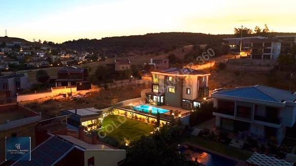 Güzelbahçe Çamlı Özel Yapım Satılık Lüks Villa 1