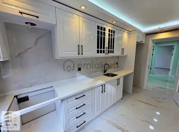 Çekmeköy Merkez Mahallesinde Kat Mülkiyetli 2+1 110 M2 Ara Kat 1