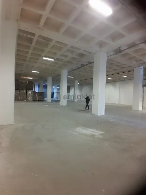 İkitelli Organize Sanayii 5.000 M2 Tır Kamyon Yaklasir 6m Yuksek
