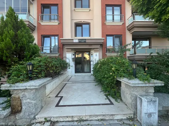 Selçuklu Mah.'de Site İçi-otoparklı-mesken Tapulu-bahçe Katı 3+1 2