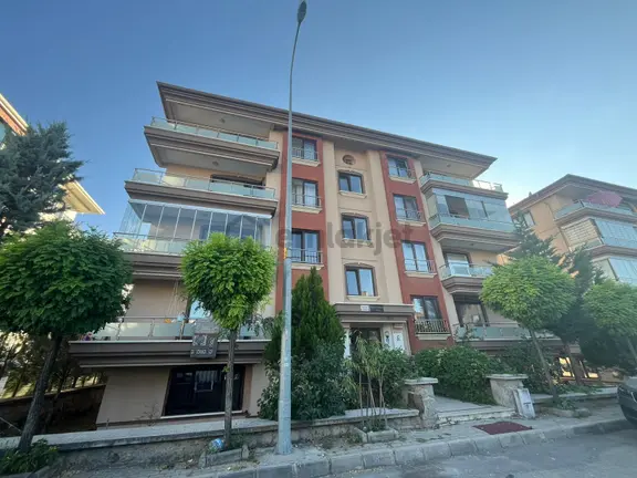 Selçuklu Mah.'de Site İçi-otoparklı-mesken Tapulu-bahçe Katı 3+1 1