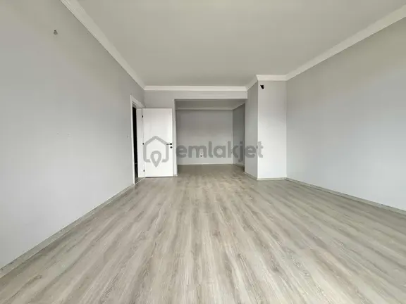 Şehir Merkezinde Satılık İçi Sıfır Yapılı Geniş Satılık Daire 1