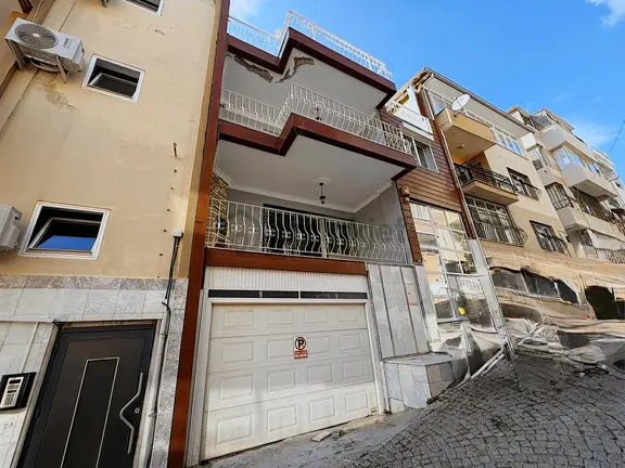 Korutürk Mahallesin De Teraslı Garajlı Bahçeli 5+2 Villa 1