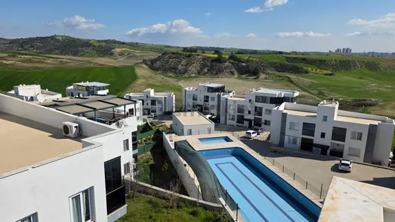 Berrin Nadir'den Az Katlı Yatay Mimari Havuzlu Güvenlikli Site İçi Teras 2+1 1