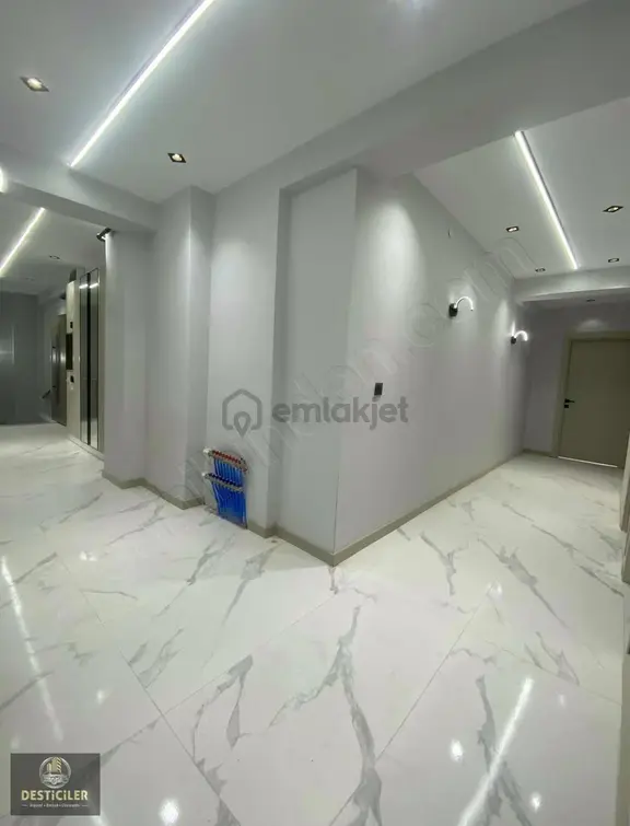 Au-çamlıcada Cadde Üstü-250m2-özel Garajlı-geniş Teraslı-5+1 2