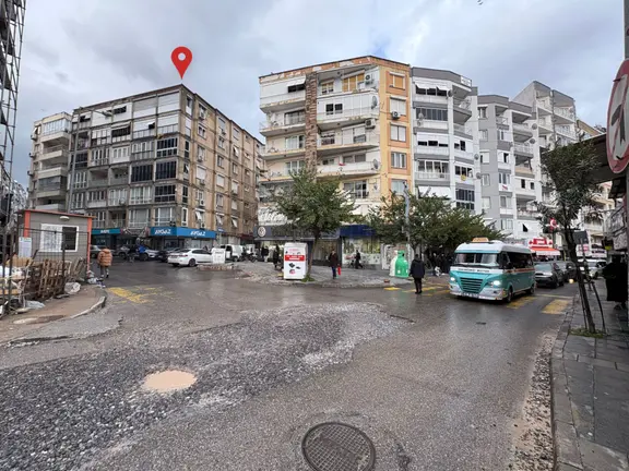 Cumhuriyet Meydanına 100m Mesafede, 3,6m Cepheli Köşe Dükkan 1