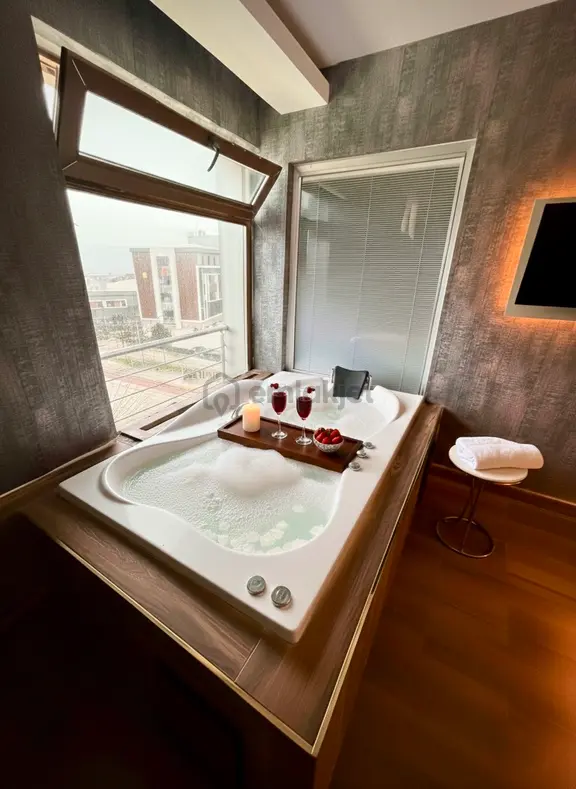 Jakuzili Lüks Oda – Günlük Kiralık, Şehir Merkezinde 7/24 Hizmetinizde 1
