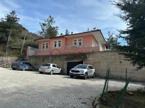 Adalet Gold Group Emlak'tan Kültür Mahallesi'nde Satılık 3+1 Sobalı Müstakil Daire 1