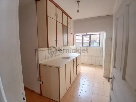 Akçay Emlak'tan Akşehir Gazi Pazarı Yanında Müstakil Tadında Bahçeli Kiralık 2+1 Daire 1