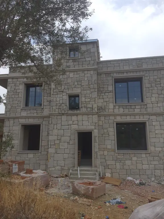Menderes Turyap'tan Akçaköy'de 7250 M²hisse Tapulu Taşevli Tarla 2