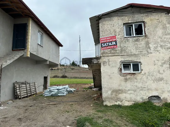 Adalet Gold Group Emlak'tan Yolkonak Belediyesi'nde Uygun Fiyata 4+1satılık Sobalı Ahırlı Ev 1