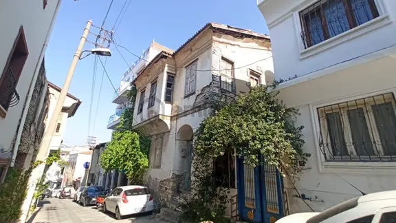 Kuşadası Camiatik Mh.hibe Kullanılabilecek Tarihi Taş Ev 1