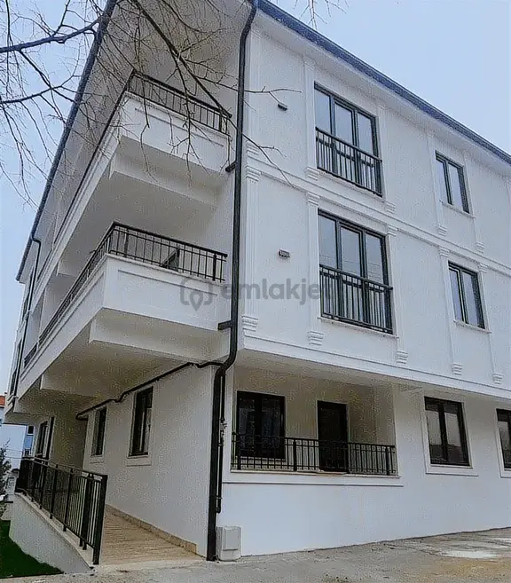 Cumhuriyet Mahallesinde Merkezi Konumda 2+0 Satılık Daire 1