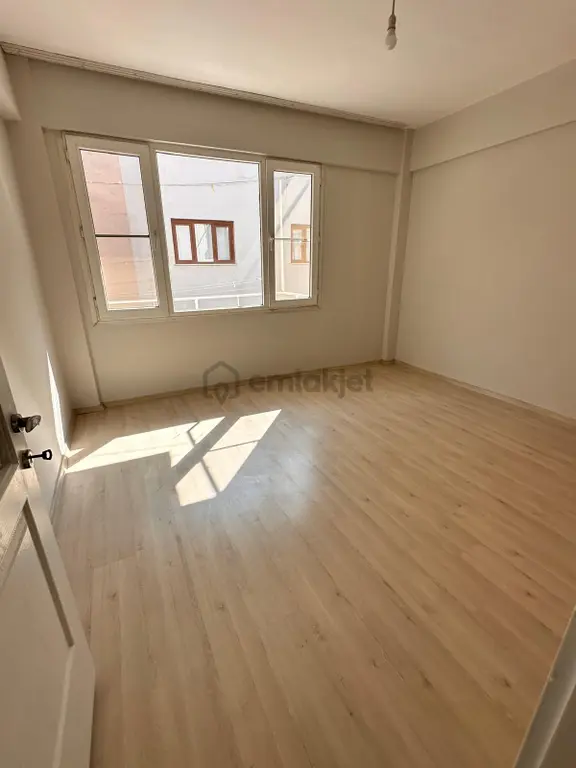 Balçova Merkezde Kiralık Geniş Ve Ferah 3+1 Daire 1