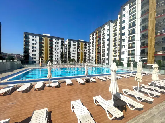 Sancaktepe'de Havuz Manzaralı Kiralık 1+1 Daire 2