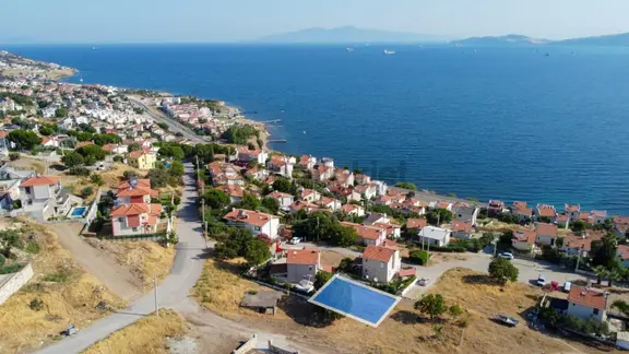 Yenı Foça'da Sahıle Yakın Deniz Manzaralı 335 M2 Satılık Arsa. 1