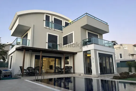 Antalya Kadriye’de Nitelikli Donanıma Sahip Müstakil Villa 1