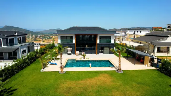İzmir Foça'da Geniş Arsalı Havuzlu Şık Müstakil Villa 2