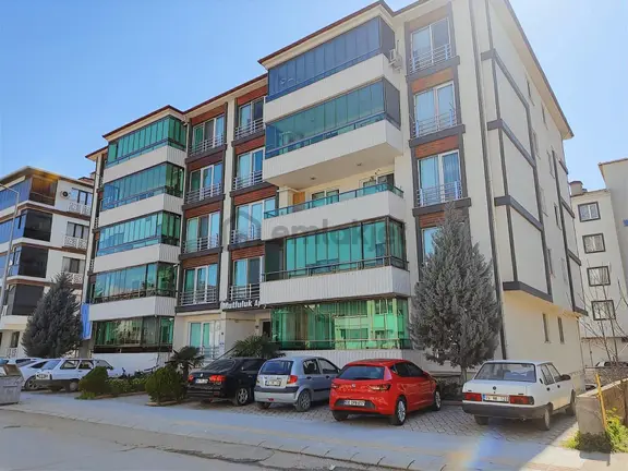 Cumhuriyet Mahallesi Mutluluk Apt.da Satılık 3+1 Daire 1