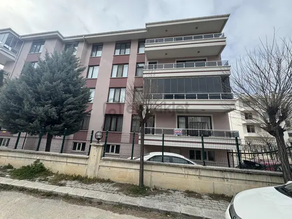 Sağlam Emlaktan Selçukluda Site İçinde Satılık Fırsat 2+1 Daire 1