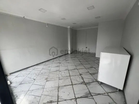 Buca Ufuk Mah.de 25m2 Wc'li Ana Cadde Üzerinde Kiralık Dükkan 2