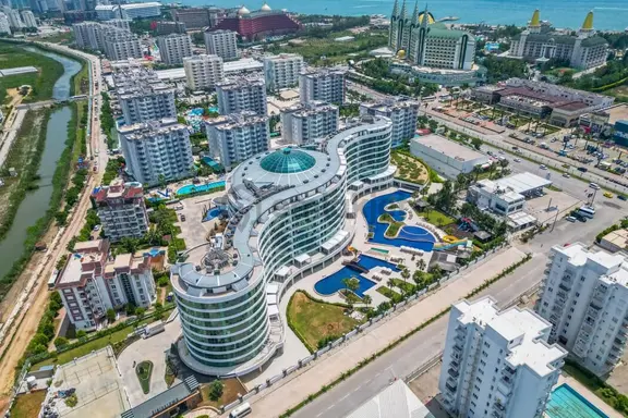 Tatil Bölgesinde Denize Ve Şehir Merkezine Yakın Otel Konsepti 1+1 Rezidans 1