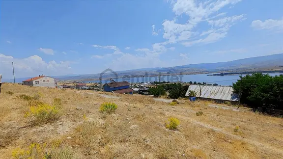 Sivas Gölova'da Göl Manzaralı İmarlı Satılık Arsa 1