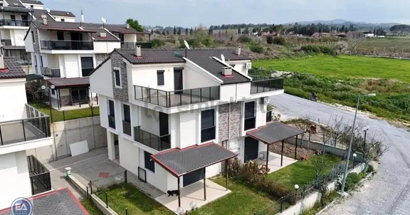 Kuşadası Satılık Havuzlu Sitede Bahçeli 4+1 Satılık Yazlık 1