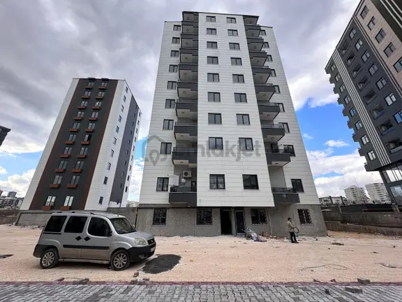 Akev Gayrimenkul'den Mehmetçik 3 Bloklu Sitede 2+1 Ara Kat Daire 1