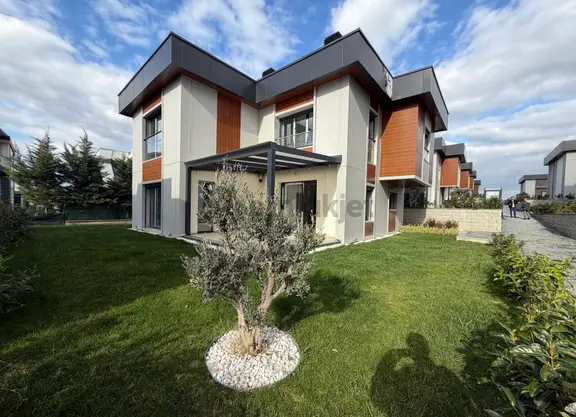 Süleymanpaşa’da-havuzlu-lüks Ve Sıfır-asansörlü Tripleks Villa 1