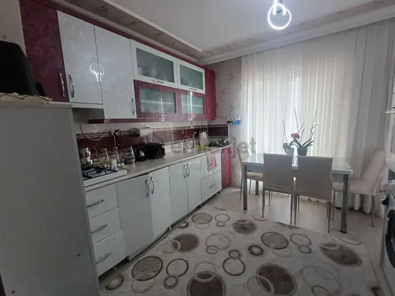 Koza Emlak'tan Selçuklu Mahalesinde Ara Katta *15 Yıllık* Üç Cepheli 3+1 Satılık Daire 2