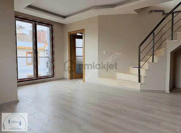 Kayışdağın'da Metroya Yakın, Sıfır 3+2 Dubleks Daire (otoparklı) 1