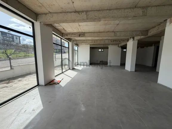Başiskele Belediye Yakınında 360 M2 Yeni Bina Satılık Dükkan 2