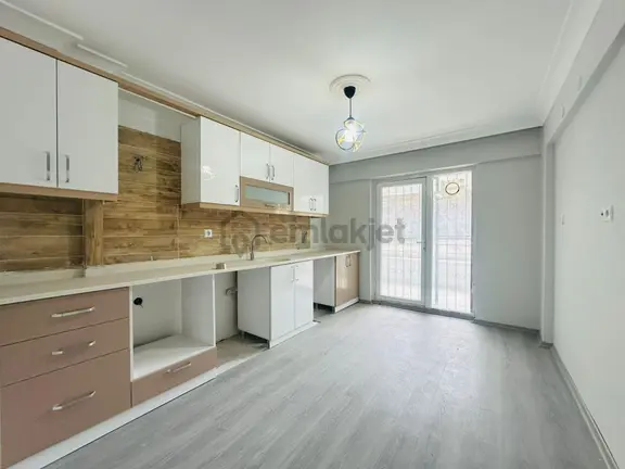 Feridunçelik'te Full Yapılı Asansörlü 4+1 Giriş Kat Satılık !! 2