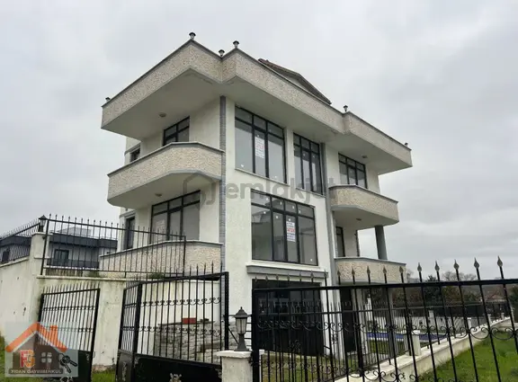Yalova Termal Akköyde Satılık Müstakil Havuzlu Triplexs Villa 1