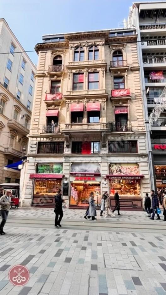 İstiklal Caddesi'nde Tarihi Binada Kiralık Prestijli Ofis Katı 1