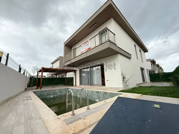 Sahile 700m-guvenlık-özelhavuz-bahçe-otopark-yerden Isıtma-lüx-akıllı Ev-full Esyalı-tamamı Müstakil 1