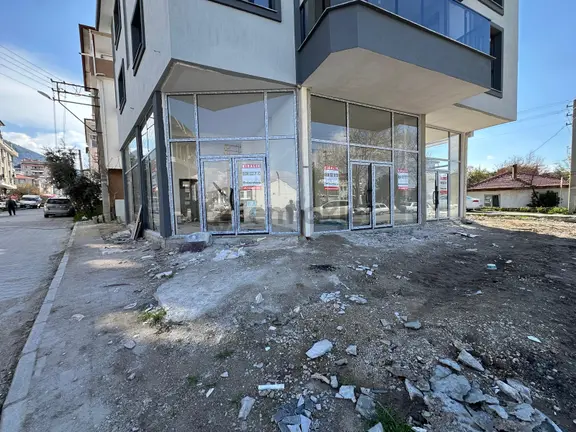 Köşe Başı Ve Cadde Üzeri Önü Açık Yüksek Tavanlı Ferah Dükkanlar 2