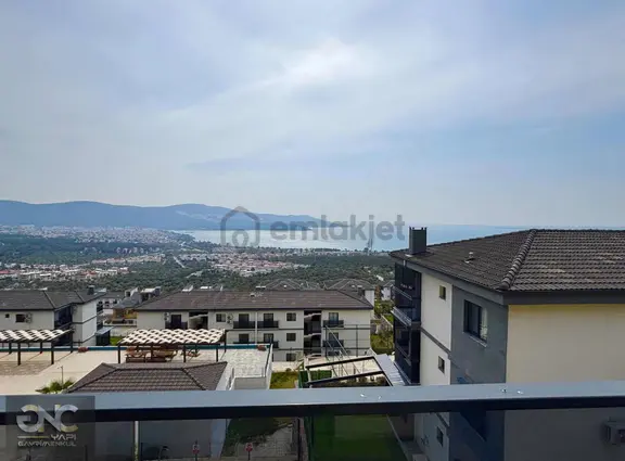 Olimpik Havuzlu Sitede Deniz Manzaralı Daire 2
