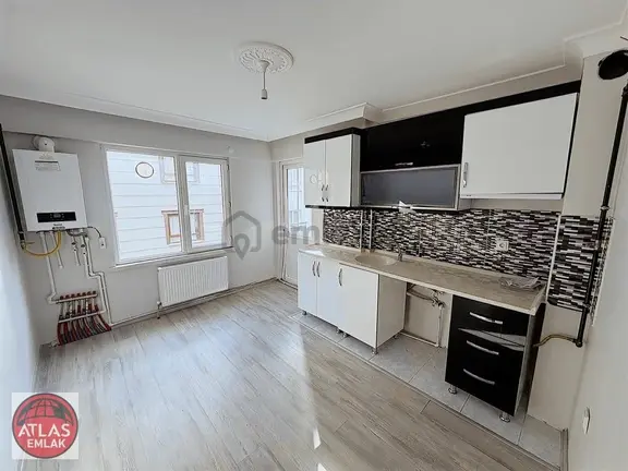 !!atlas Emlak'tan Çarşı Merkezde 3+1 Asansörlü Kiralık Daire!! 1