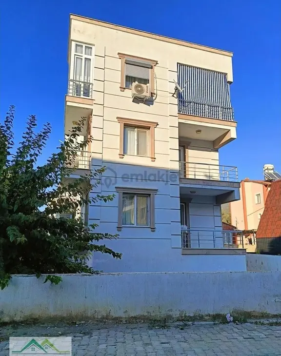 Seferihisar Ürkmez Merkez’de Satılık 2 + 1 Ara Kat Daire 1