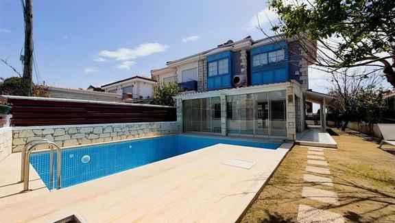 Alya Gayrimenkul Alaçatıda Havuzlu 3+1 Kiralık Villa 2